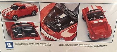 White Revell Chevy SSR 1:25