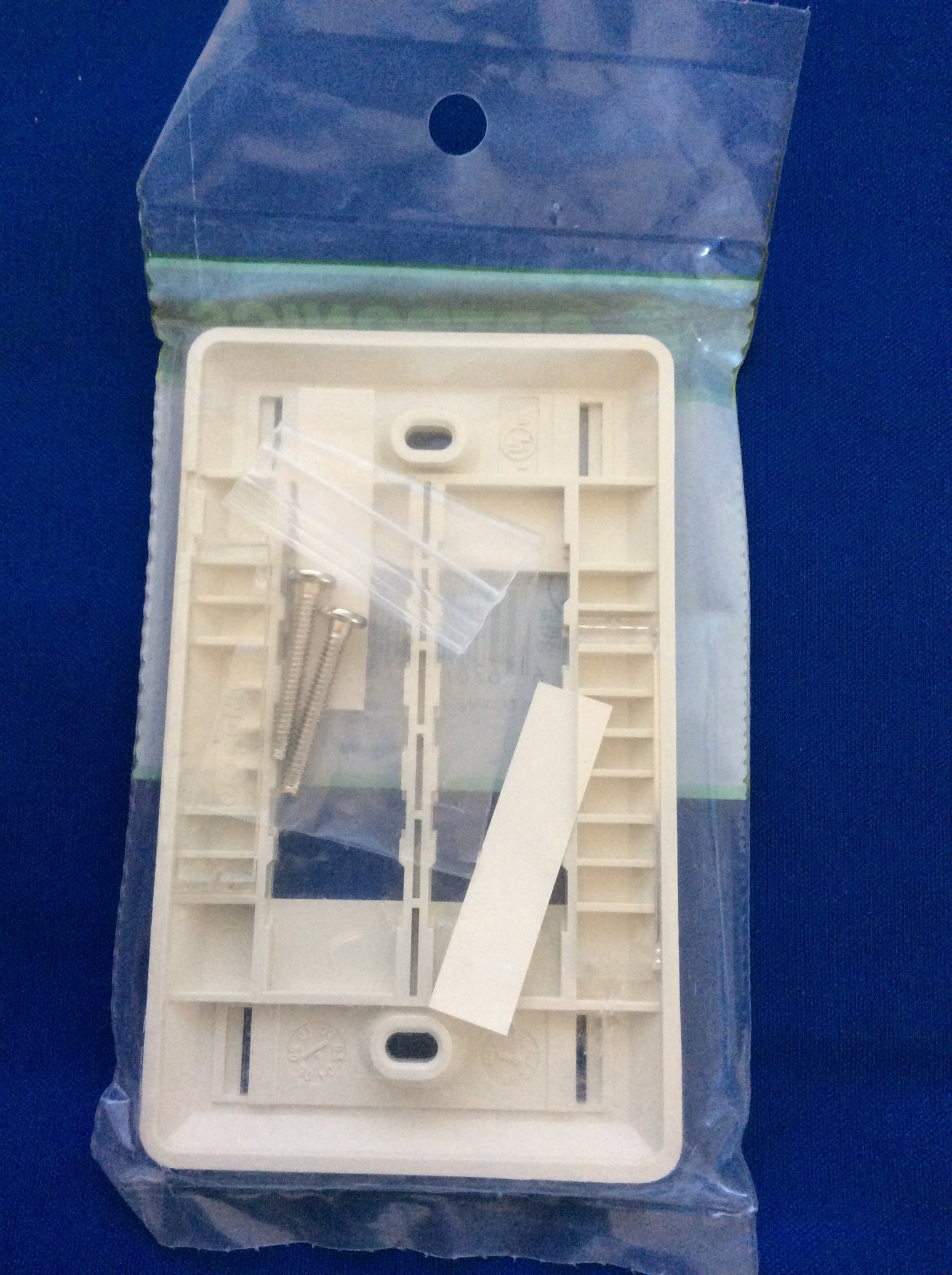 Ortronics OR-40300546 TracJack Plastic Faceplate 4-Port, Fog White